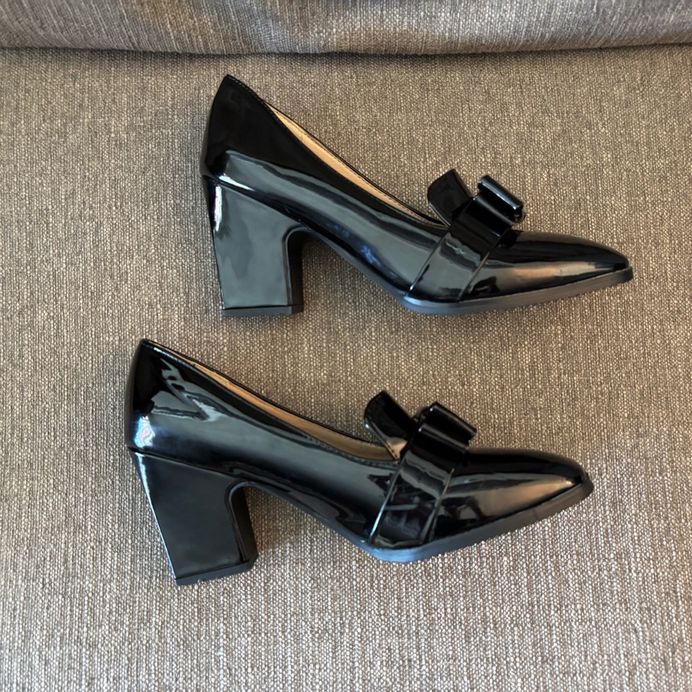 Elegant Black Patent Leather Women's Shoes with Bow
